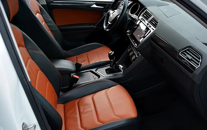 Volkswagen Tiguan cena 89700 przebieg: 171750, rok produkcji 2018 z Warka małe 667